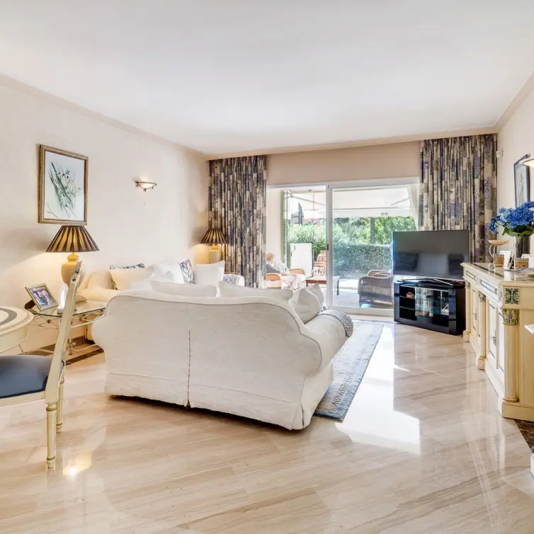 Sale of ground floor apartment in Elviria