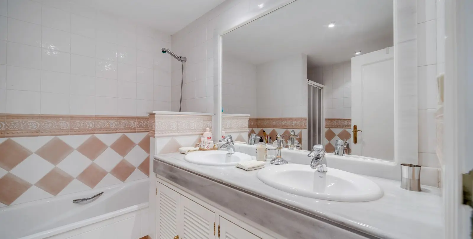 Sale of ground floor apartment in Elviria 13
