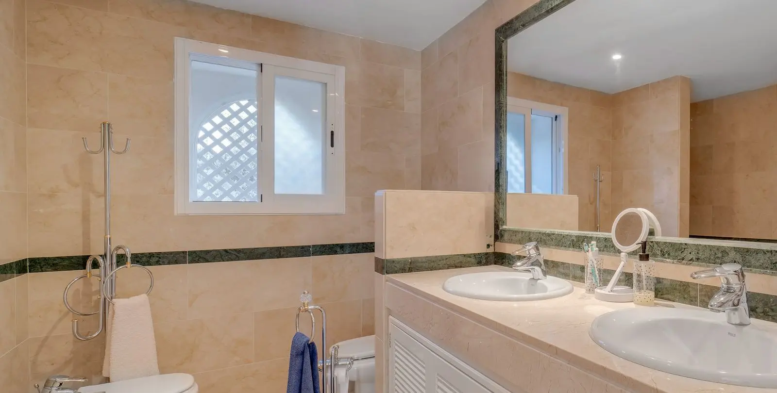 Sale of ground floor apartment in Elviria 18