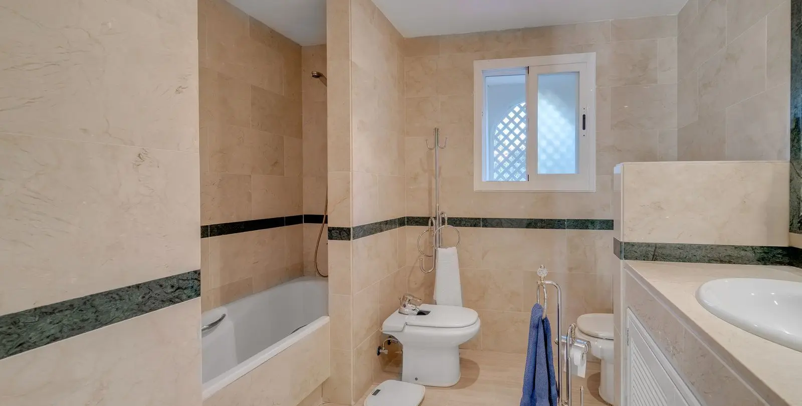 Sale of ground floor apartment in Elviria 19