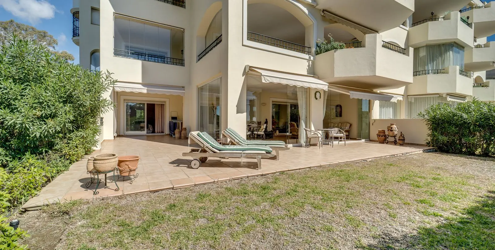 Sale of ground floor apartment in Elviria 21