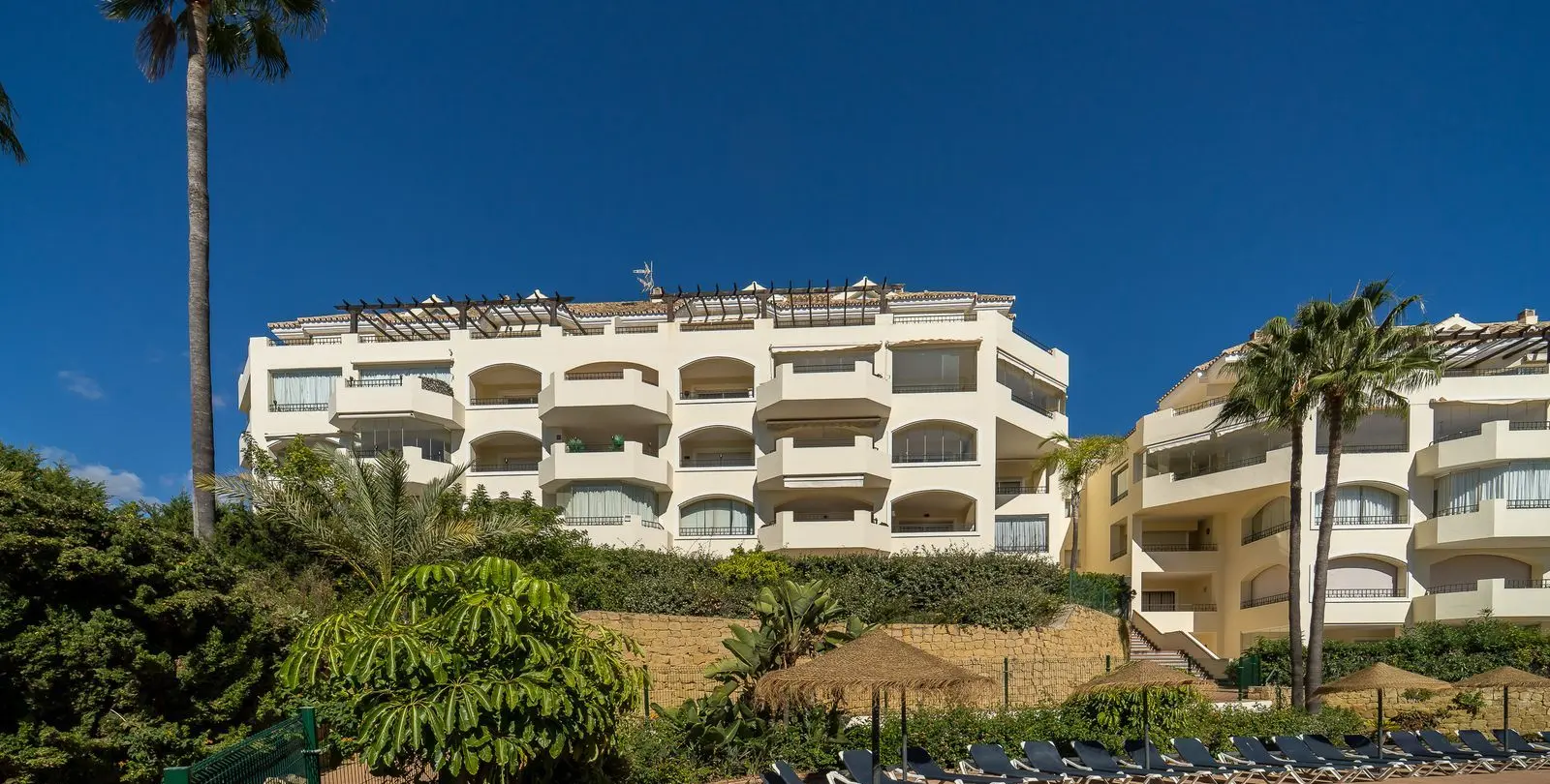 Sale of ground floor apartment in Elviria 28