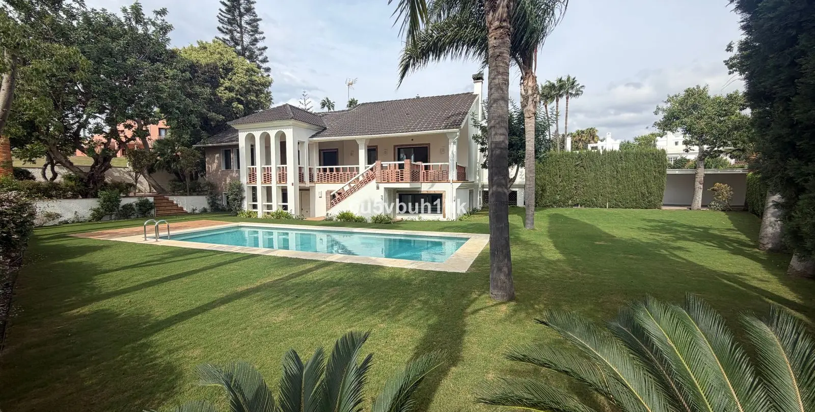 Sale of detached villa in Estepona 1