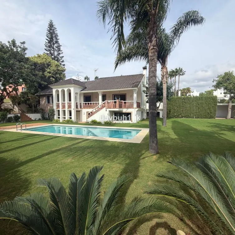 Sale of detached villa in Estepona