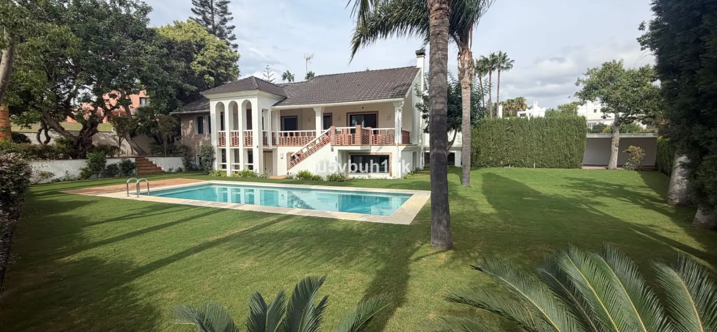 Sale of detached villa in Estepona 0