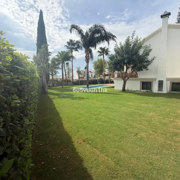 Sale of detached villa in Estepona