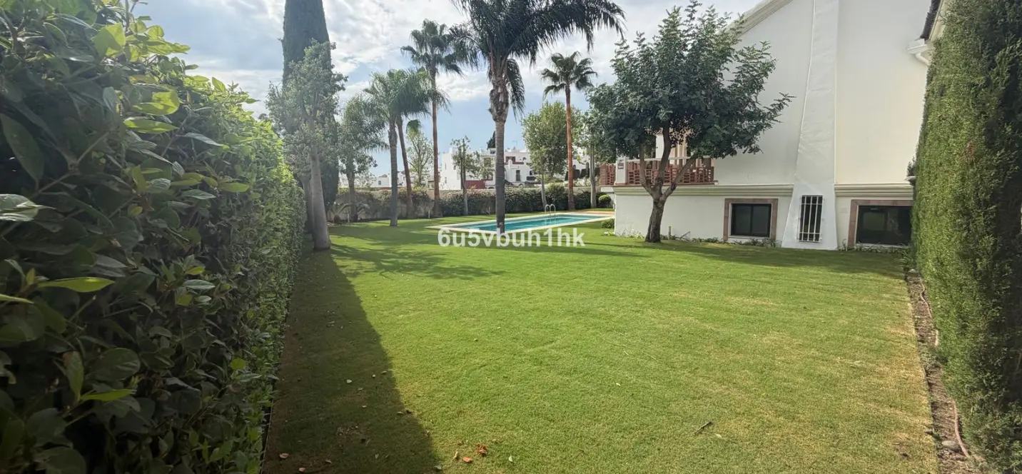 Sale of detached villa in Estepona 2