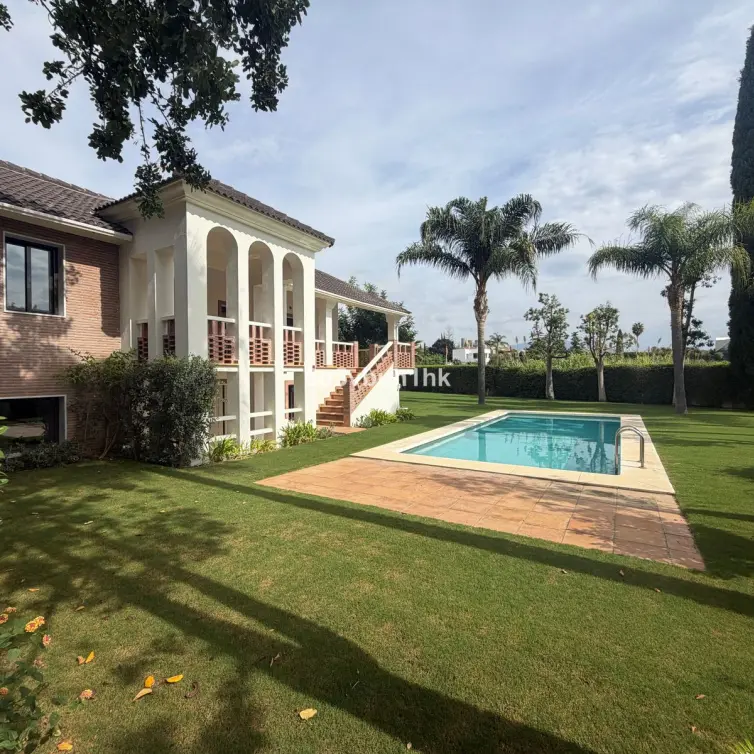 Sale of detached villa in Estepona