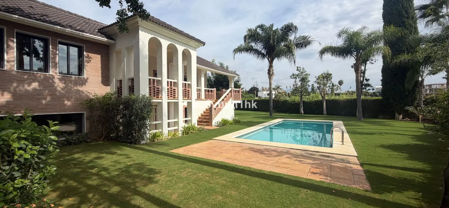 Sale of detached villa in Estepona 3