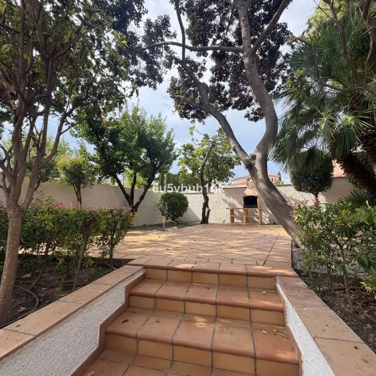 Sale of detached villa in Estepona