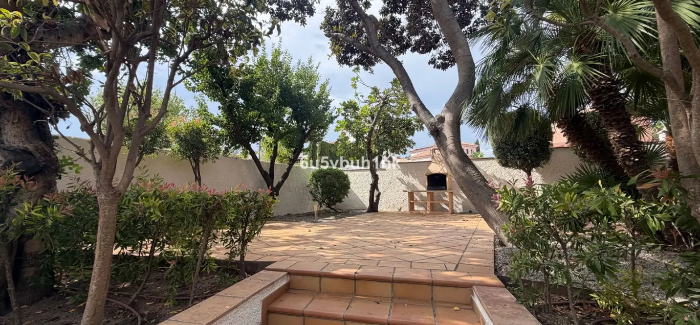 Sale of detached villa in Estepona 4