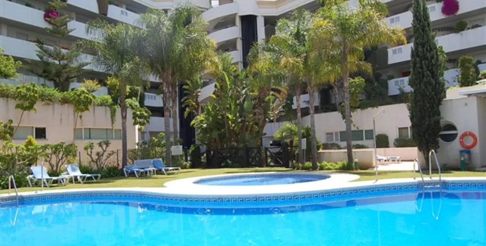 Sale of middle floor apartment in Puerto Banús 1
