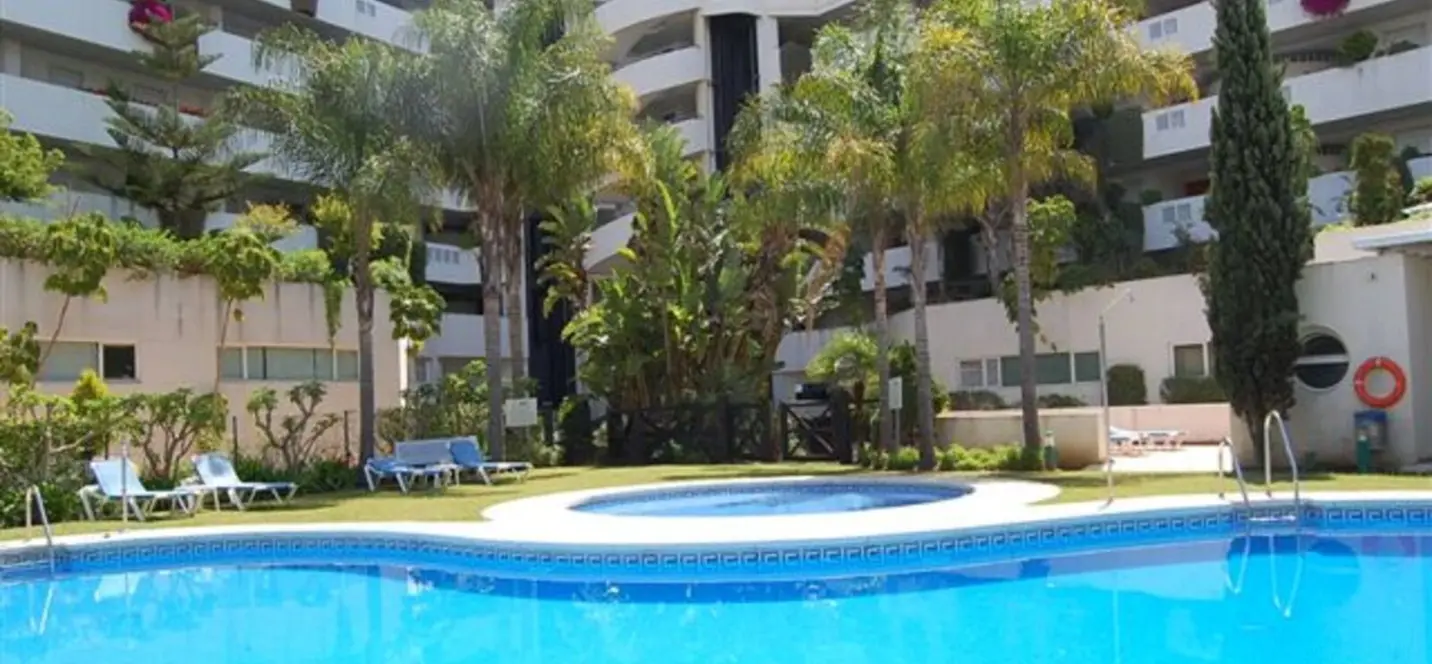 Sale of middle floor apartment in Puerto Banús 0