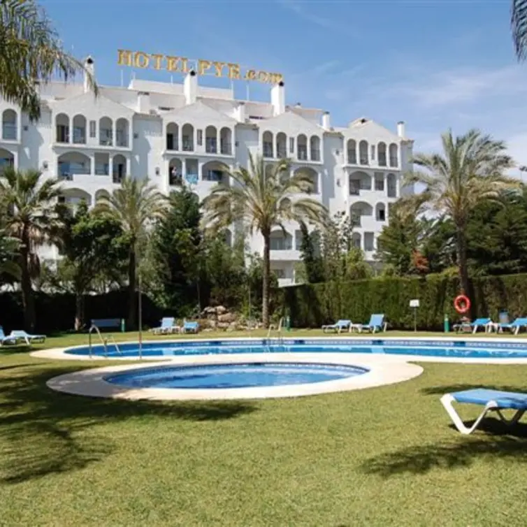 Sale of middle floor apartment in Puerto Banús