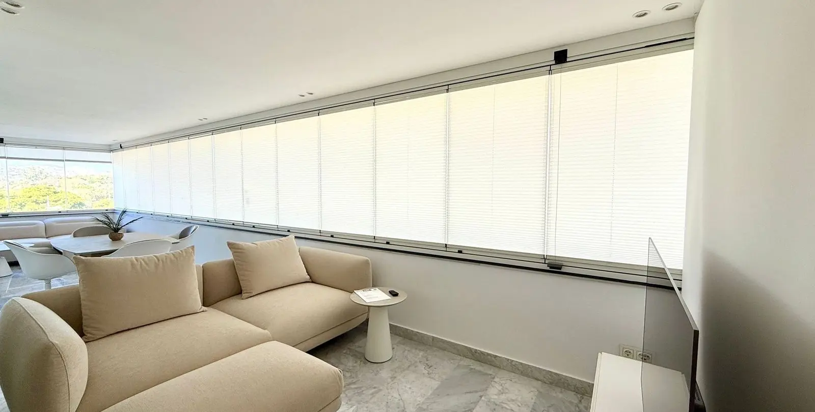 Sale of middle floor apartment in Puerto Banús 11