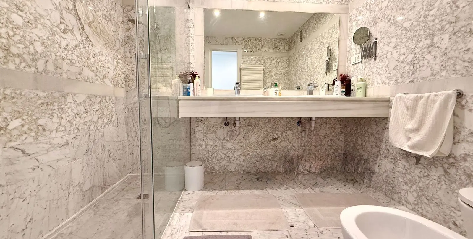 Sale of middle floor apartment in Puerto Banús 16