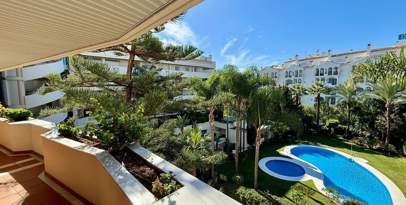 Sale of middle floor apartment in Puerto Banús 22