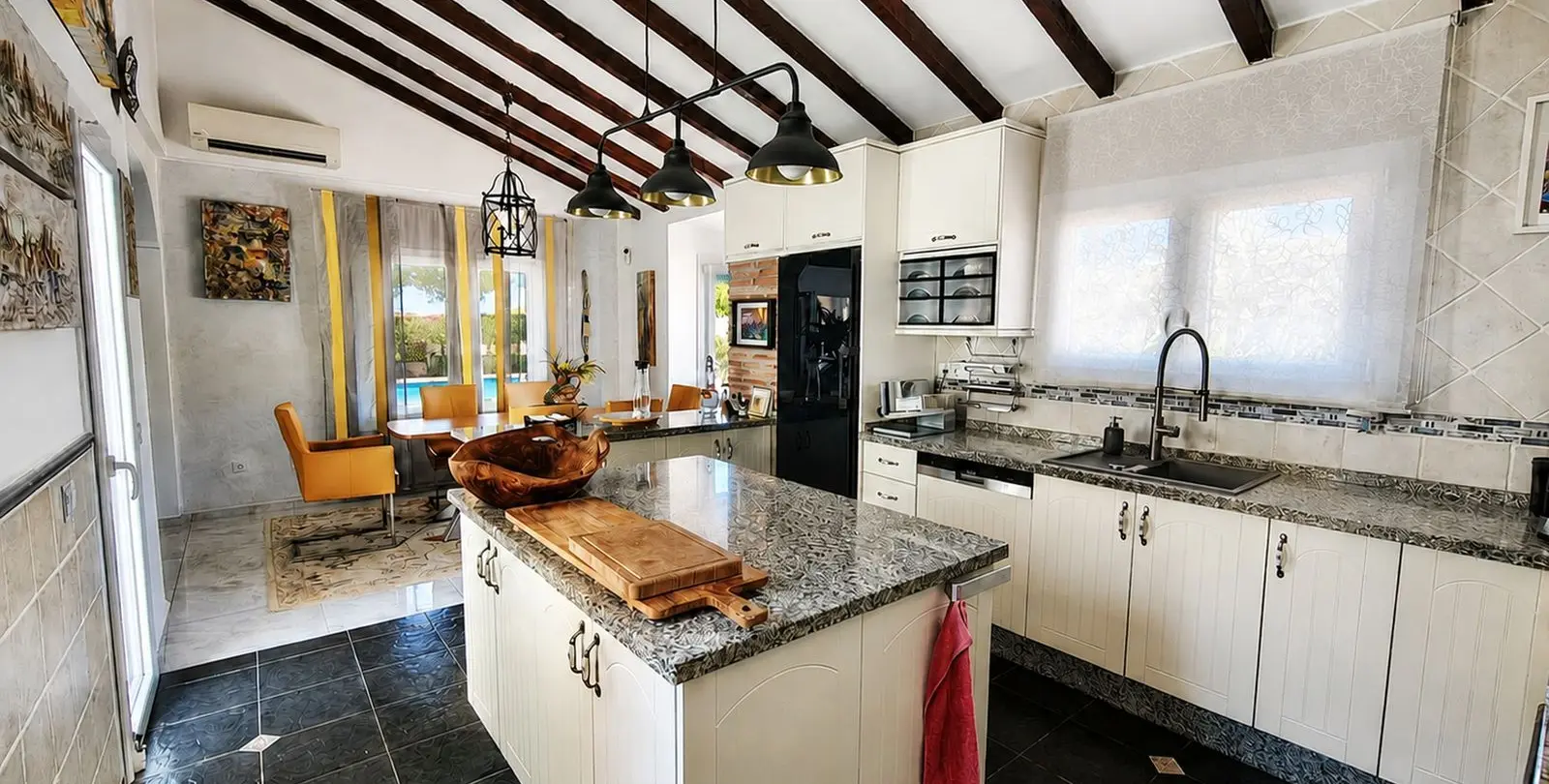 Sale of detached villa in Manilva 3