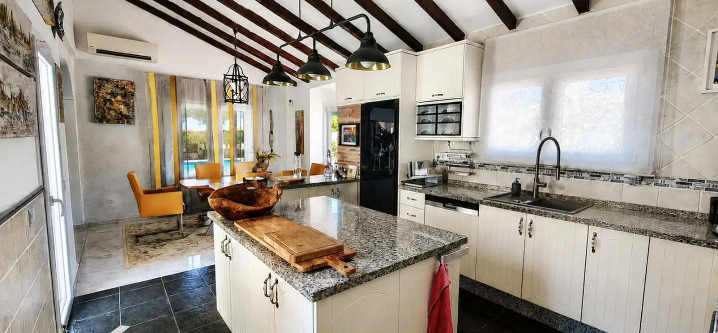 Sale of detached villa in Manilva 2