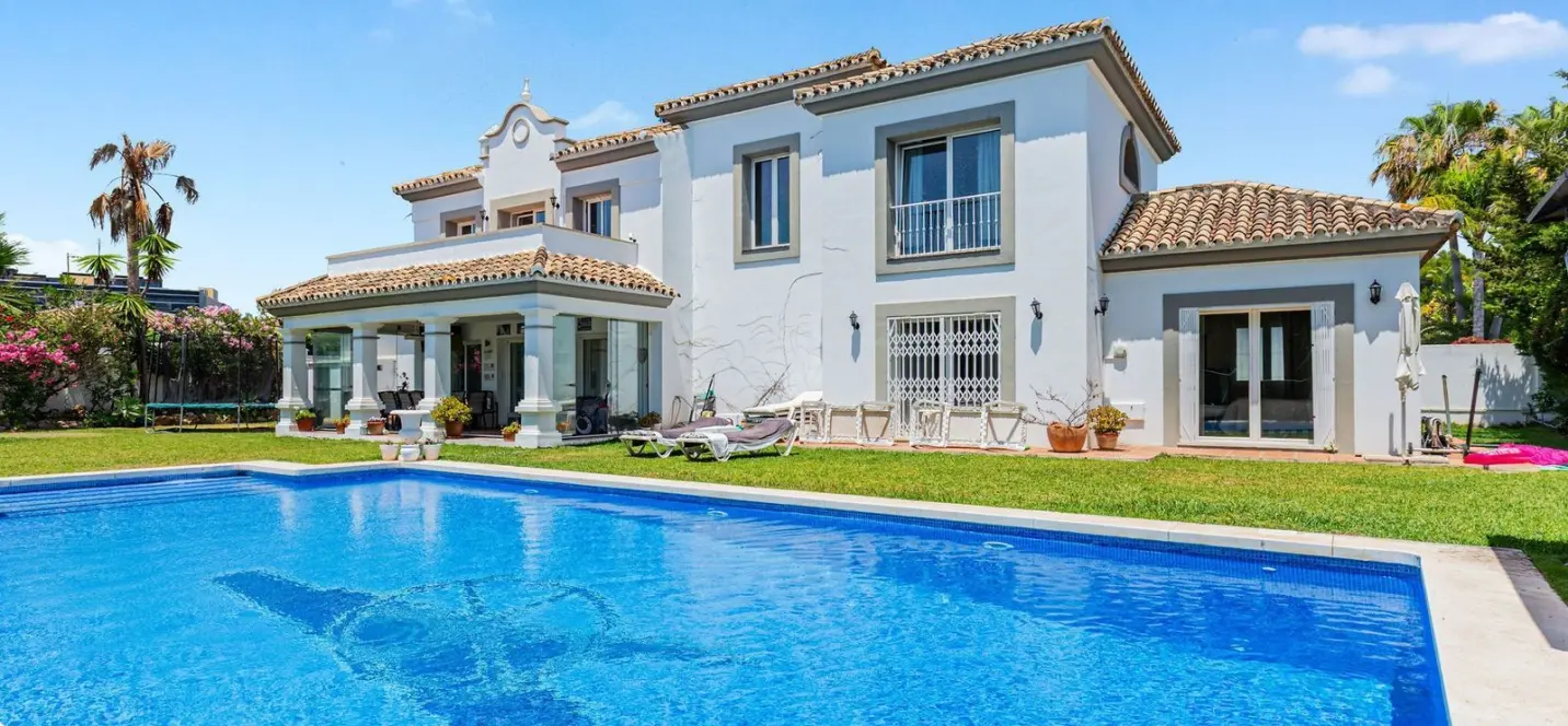 Sale of detached villa in Costalita 1