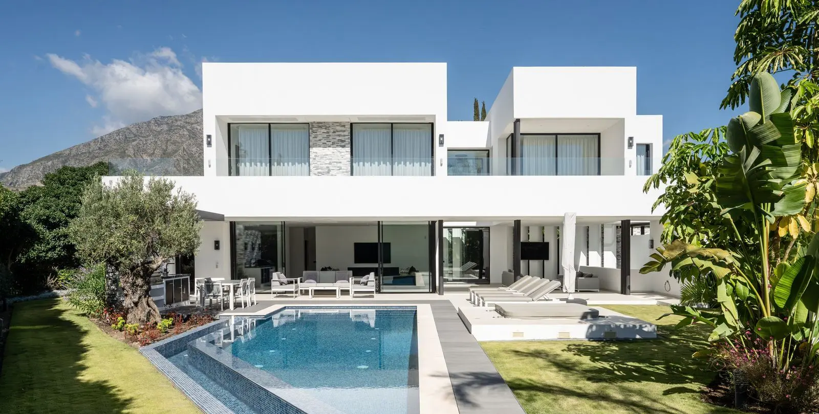 Sale of detached villa in Marbella 1