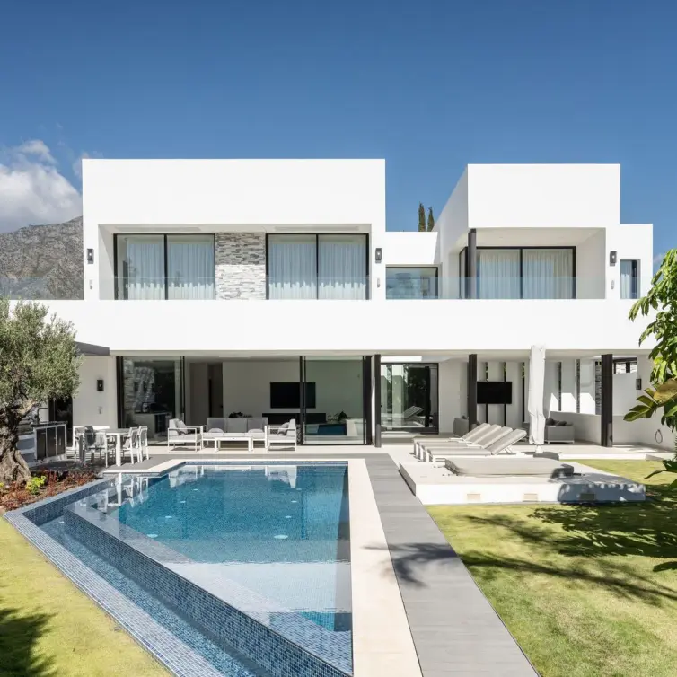 Sale of detached villa in Marbella