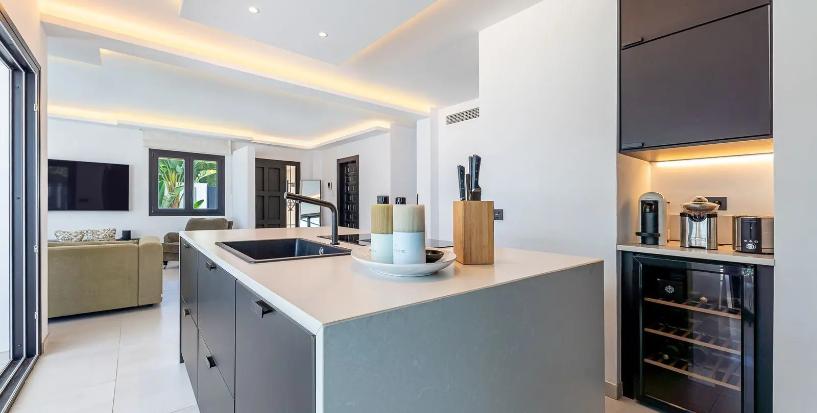 Sale of detached villa in Carib Playa 12