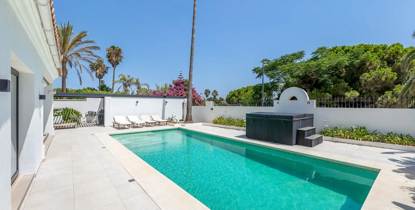 Sale of detached villa in Carib Playa 18