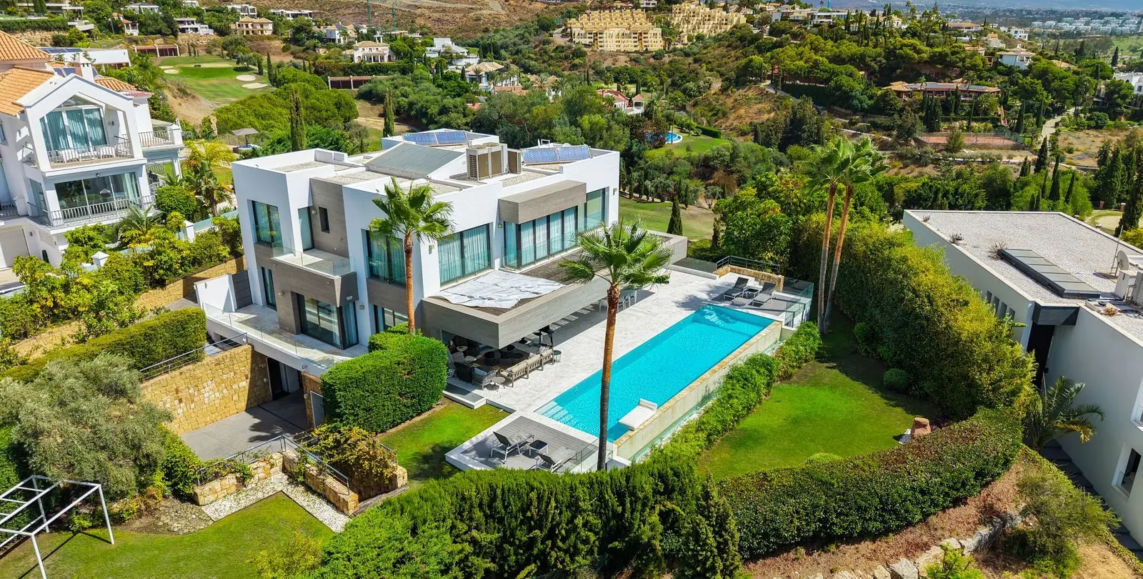 Sale of detached villa in Benahavís 2
