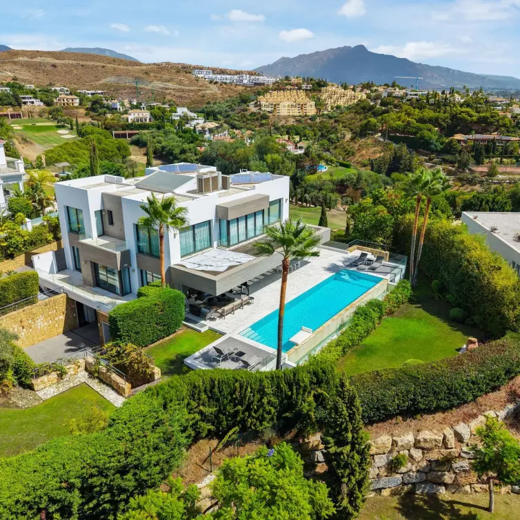 Sale of detached villa in Benahavís