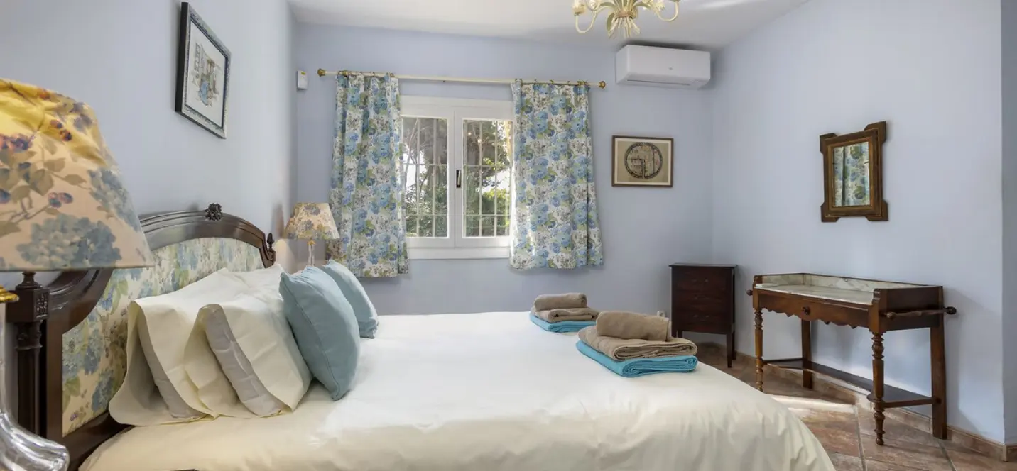 Long-term rent of detached villa in Estepona 0