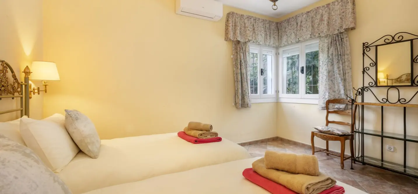 Long-term rent of detached villa in Estepona 1