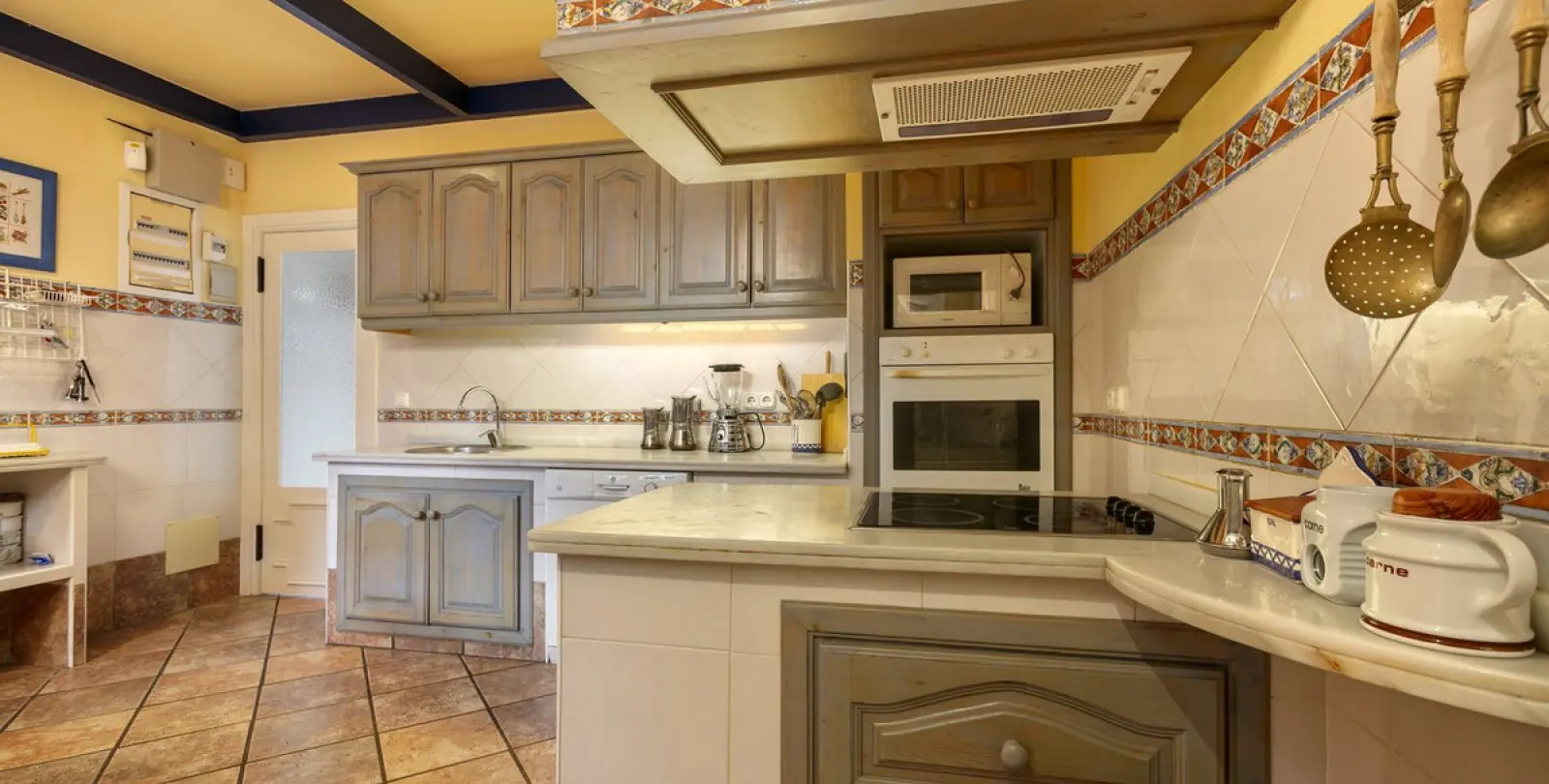 Long-term rent of detached villa in Estepona 17