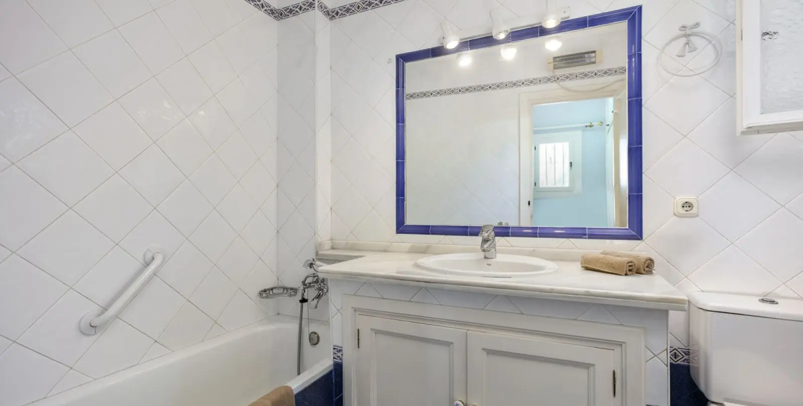 Long-term rent of detached villa in Estepona 50