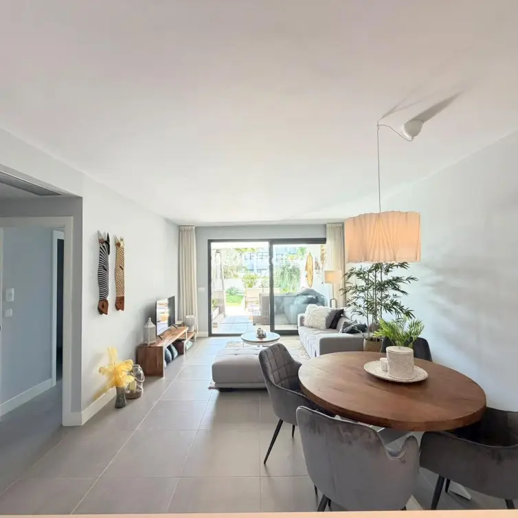 Venta de apartamento en planta baja en La Duquesa