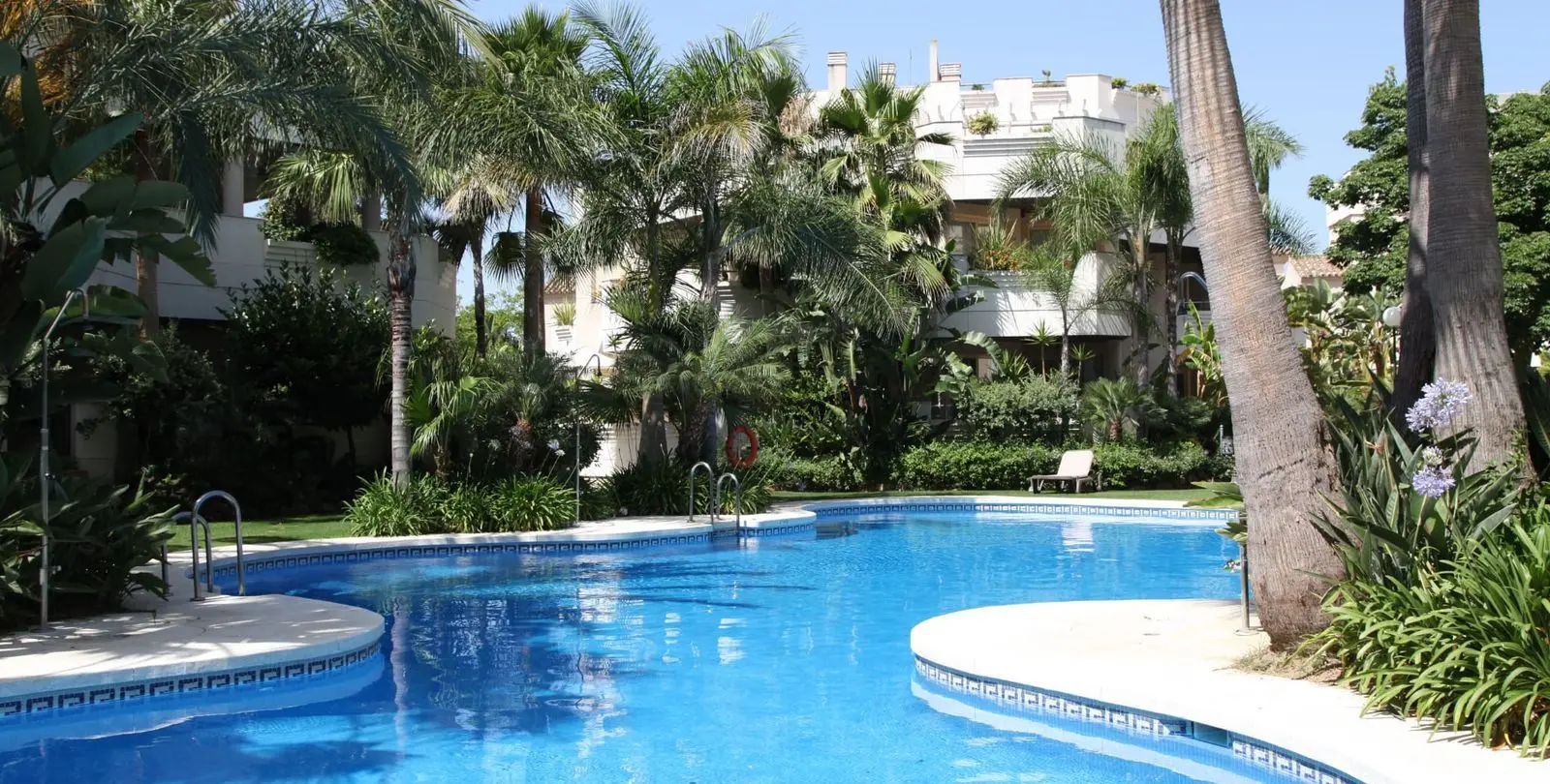 Venta de apartamento en planta media en Nueva Andalucía 1