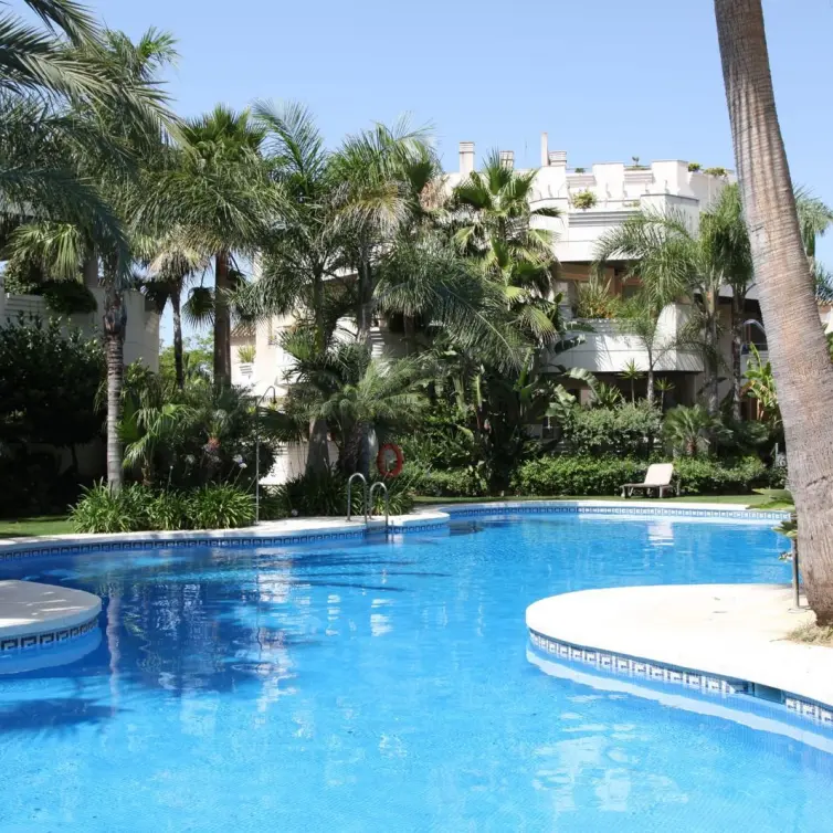 Venta de apartamento en planta media en Nueva Andalucía