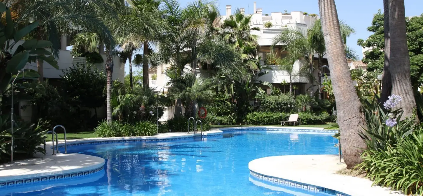 Venta de apartamento en planta media en Nueva Andalucía 0