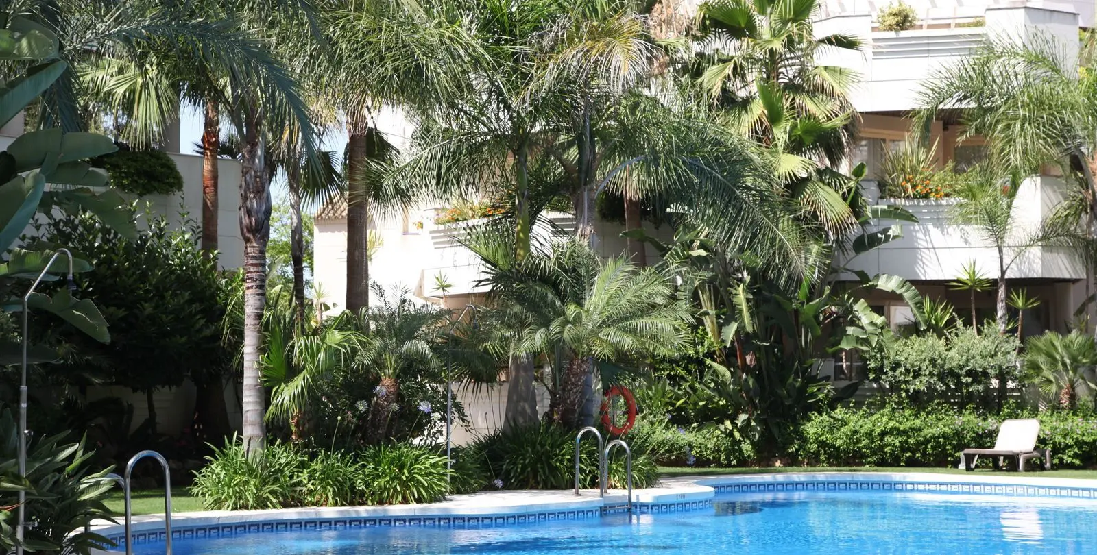 Venta de apartamento en planta media en Nueva Andalucía 18