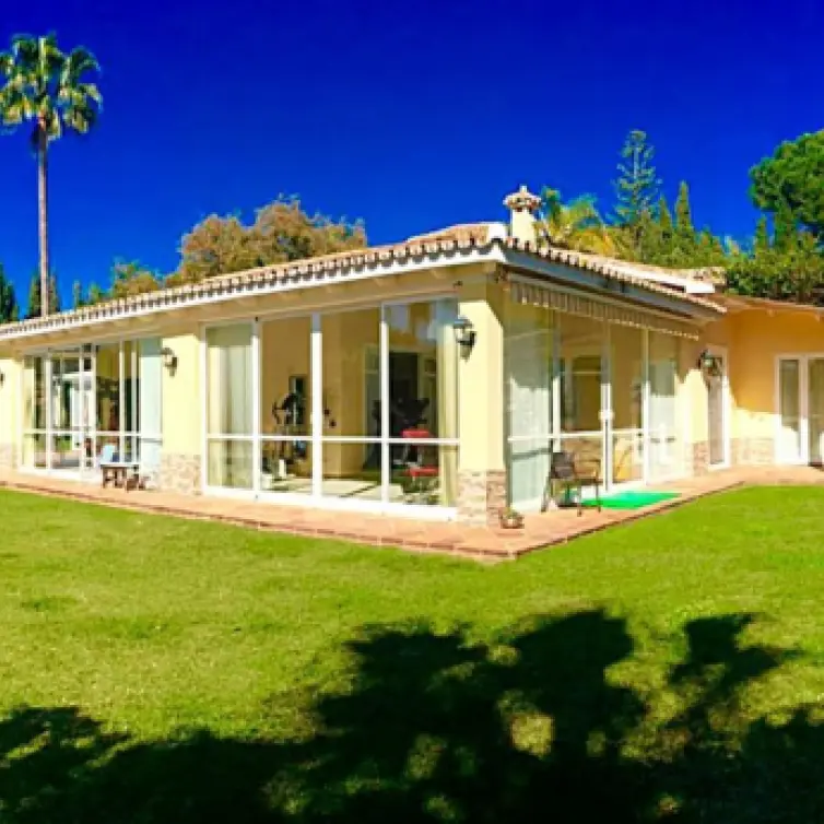 Venta de villa independiente en Elviria