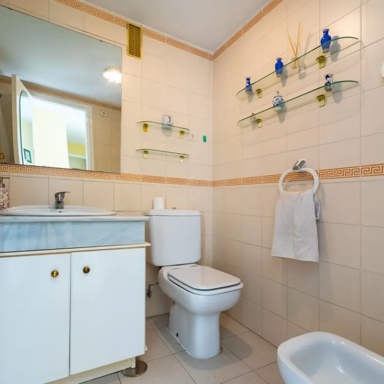 Sale of middle floor apartment in Fuengirola