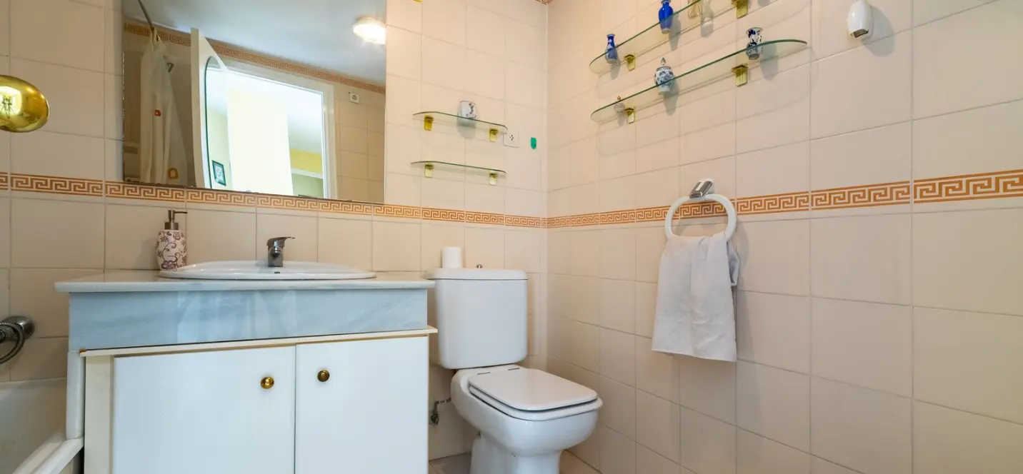 Sale of middle floor apartment in Fuengirola 2