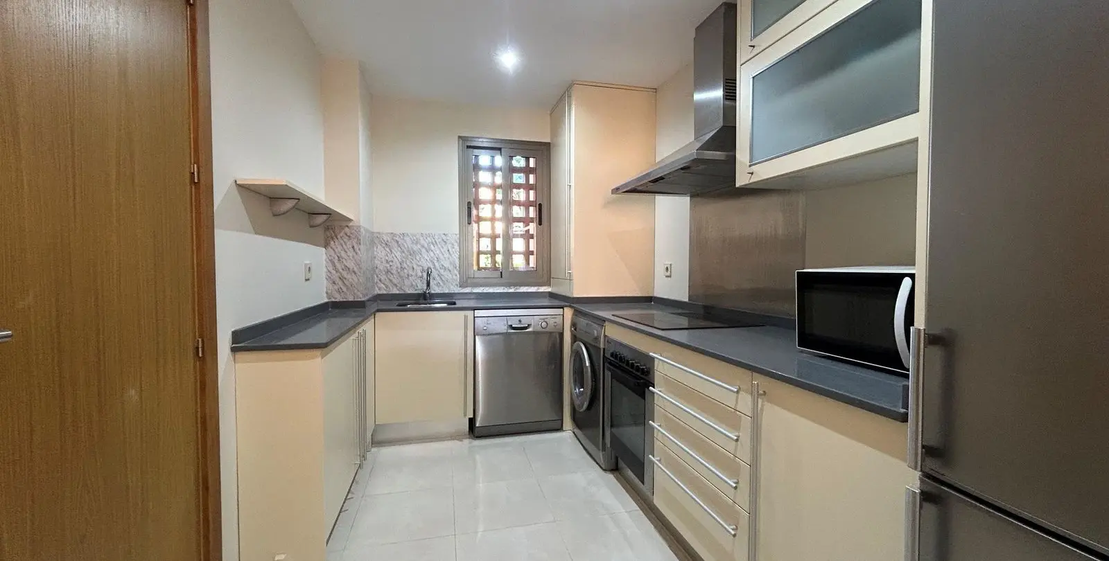 Venta de apartamento en planta baja en New Golden Mile 6
