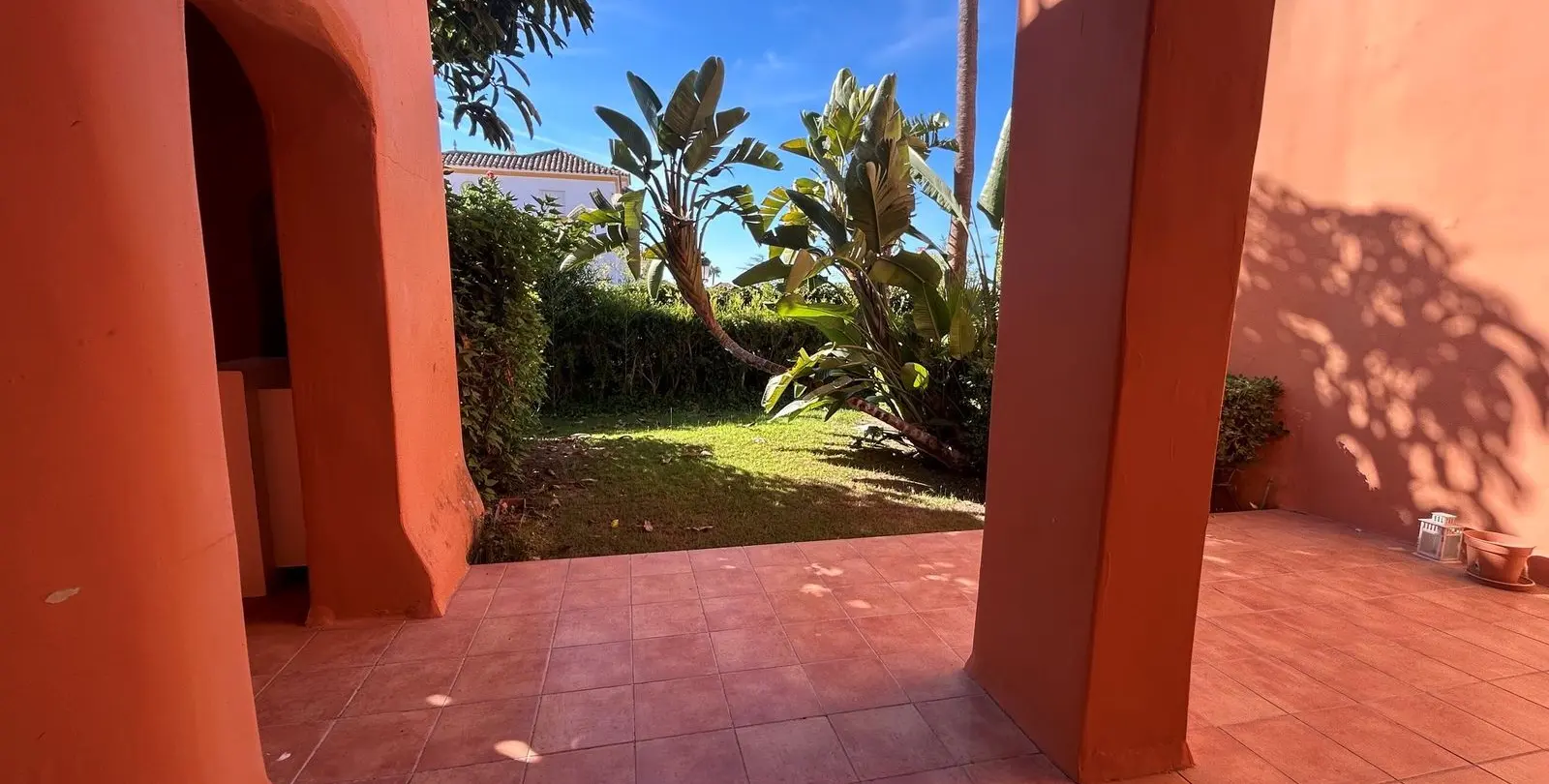 Venta de apartamento en planta baja en New Golden Mile 17