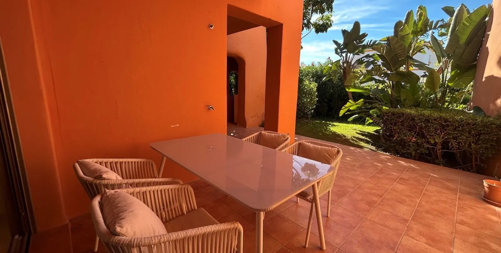 Venta de apartamento en planta baja en New Golden Mile 20