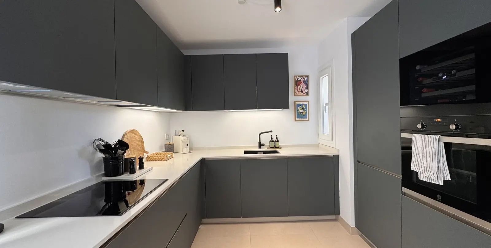 Venta de apartamento en planta media en Miraflores 3