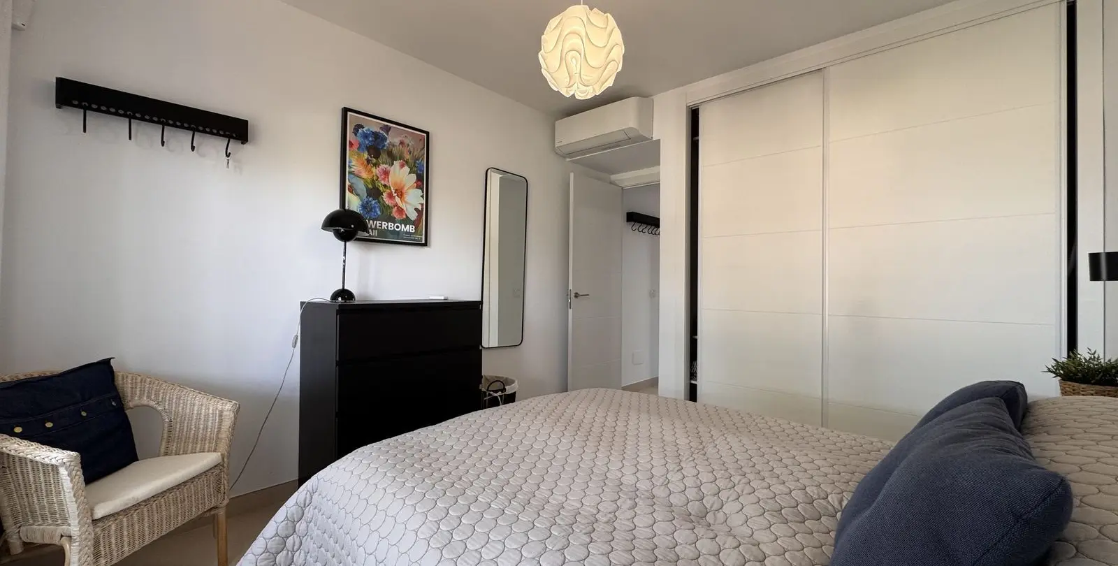 Venta de apartamento en planta media en Miraflores 12