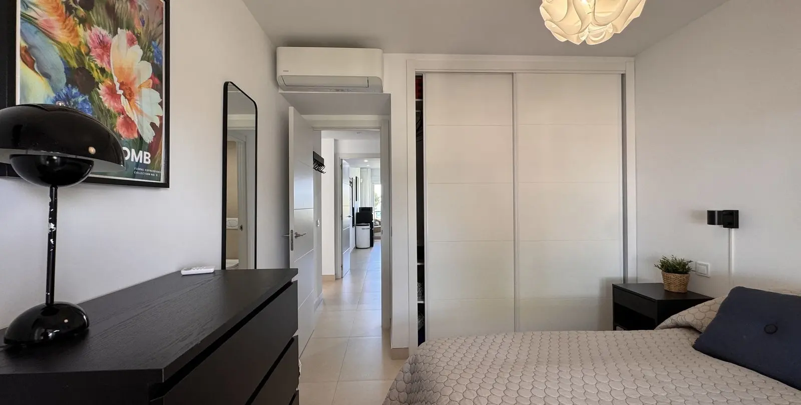 Venta de apartamento en planta media en Miraflores 13