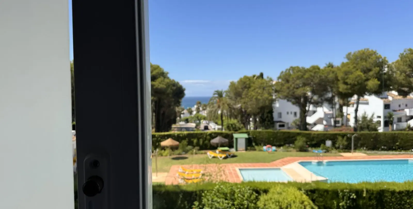Venta de apartamento en planta media en Miraflores 15