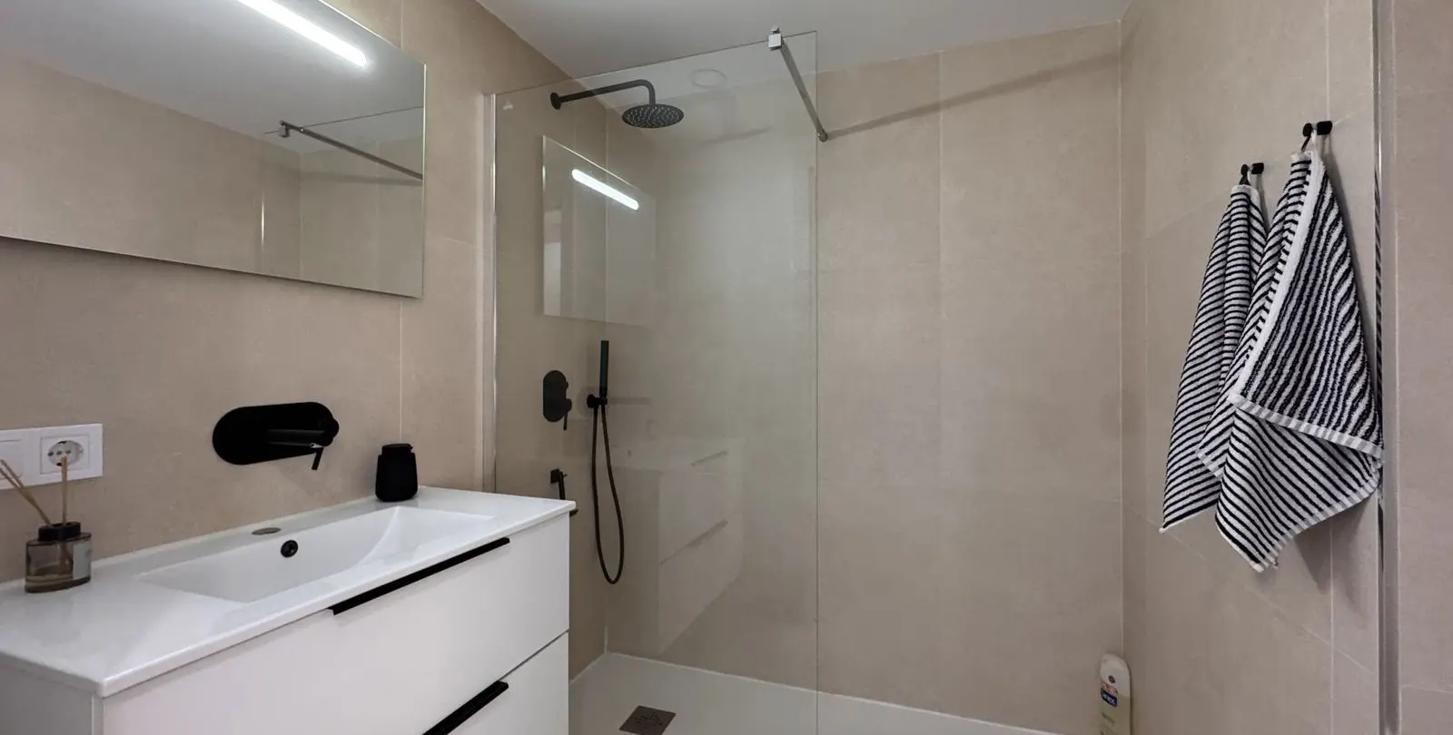 Venta de apartamento en planta media en Miraflores 17